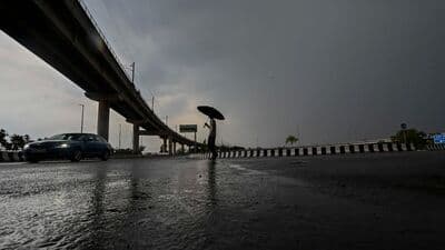 Rain, thunderstorm in Delhi: &nbsp;திடீர் மழையால் நனைந்த சாலை