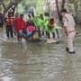 <p>சென்னை ஆர் கே நகர் பகுதியில் மழை நீர் சூழ்ந்ததால் வீடுகளுக்குள் சிக்கிக்கொண்ட மக்களை படகுகள் மூலம் போலீசார் மீட்டனர்</p>