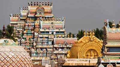 21 கோபுரங்கள், 7 சுற்று பிரகாரங்கள் என பிரமாண்டமாக அமைந்துள்ள இக்கோயிலின் ராஜகோபுரம் இந்தியாவின் மிகப்பொிய ராஜகோபுரமாகும்.