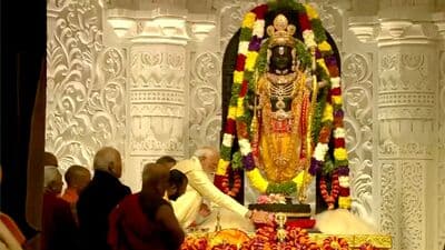 மூன்று அடுக்குகளைக் கொண்ட சன்னதியாக கட்டப்பட்டுள்ள ராமர் கோயிலானது ஒவ்வொரு தளமும் 20 அடி உயரத்தில் உள்ளது. இது மொத்தம் 392 தூண்களையும் 44 கதவுகளையும் கொண்டுள்ளது.