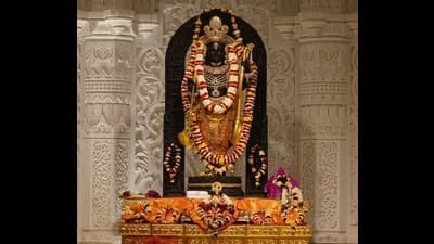 வியாழன் அன்று அதாவது ஜனவரி 25ம் தேதி, ஸ்ரீராமர் மஞ்சள் நிற ஆடையில் காட்சியளித்தார்.