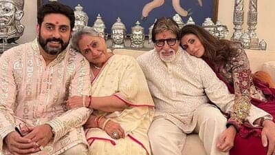 Abhishek Bachchan, Jaya Bachchan, Amitabh Bachchan and Shweta Bachchan pose in an old picture.