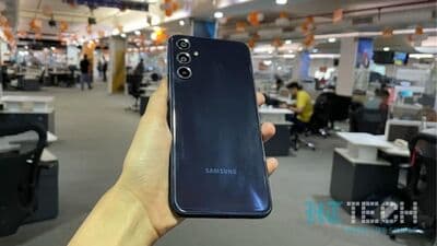 Samsung Galaxy M34 5G: &nbsp;இந்த போன் 6.6 இன்ச் சூப்பர் AMOLED டிஸ்ப்ளே கொண்டுள்ளது. இது டிரிபிள் கேமரா அமைப்பைக் கொண்டுள்ளது, இதில் ஆப்டிகல் இமேஜ் ஸ்டேபிலைசேஷன் கொண்ட 50MP முதன்மை கேமரா, 8 MPஅல்ட்ரா-வைட் ஆங்கிள் லென்ஸ் மற்றும் மூன்றாவது சென்சார் ஆகியவை அடங்கும். மொத்தத்தில் ஒரு சிறந்த புகைப்படத்தை எடுக்க உதவுகிறது